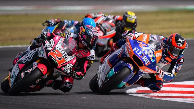 Jelang MotoGP Catalunya, pembalap Moto2 Augusto Fernandez melompat dari motor yang terbakar pada sesi pemanasan.