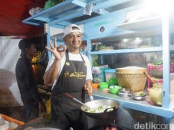 Mirip Anies Baswedan, Penjual Nasgor Ini Sering Diajak Foto Bareng