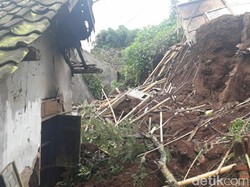 Longsor Tebing Timpa 2 Rumah di Garut, Penghuni Mengungsi