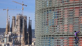 FOTO: Cegah Corona, 'Spiderman' Prancis Kembali Panjat Gedung