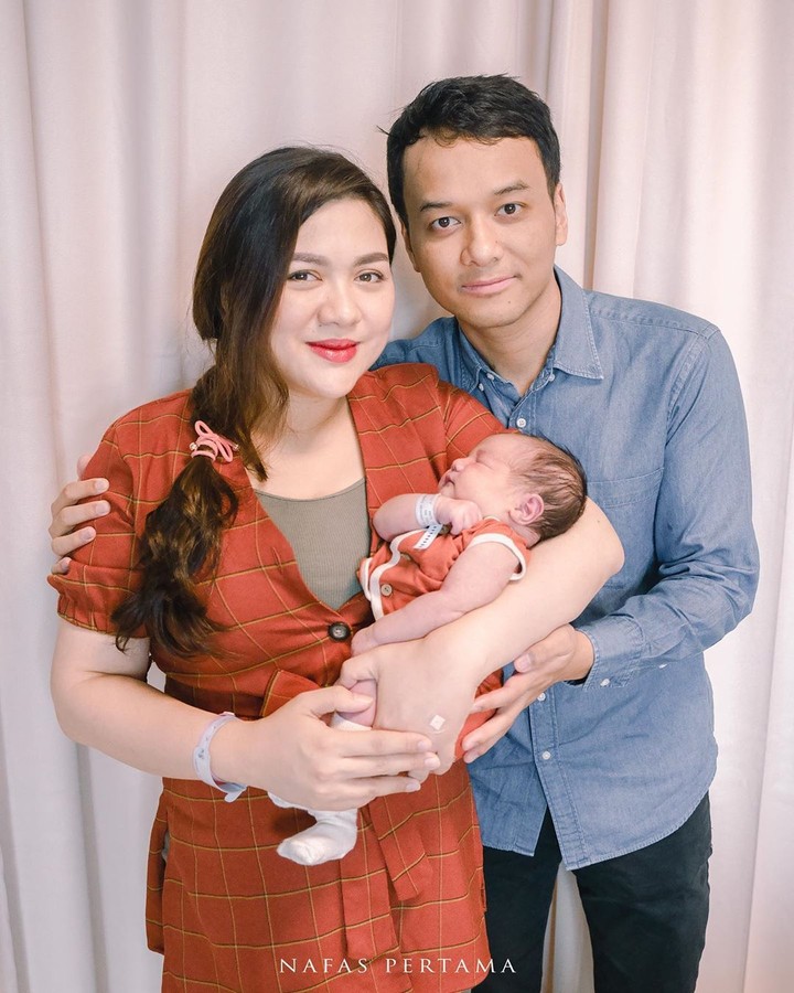 Satu minggu yang lalu, Vicky Shu melahirkan anak keduanya dengan Ade Imam. Lihat foto-foto Vicky Shu dan bayinya, Guinandra di sini yuk, Bun.