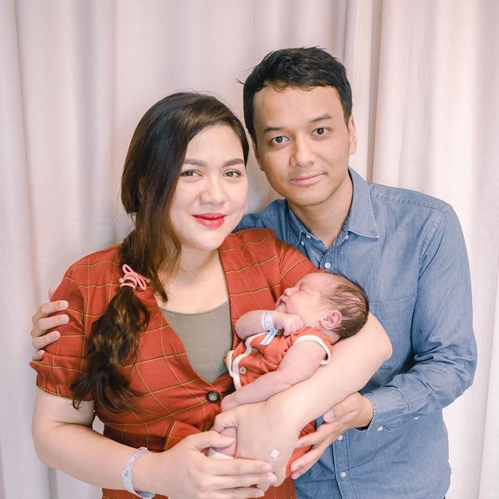 <p>Kabar bahagia datang dari Vicky Shu dan suaminya, Ade Imam. Vicky baru saja melahirkan anak kedua mereka lho, Bun. Meski dalam tahap pemulihan, Vicky tetap cantik memesona lho. (Foto: Instagram @nafaspertama)</p>
