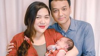 <p>Kabar bahagia datang dari Vicky Shu dan suaminya, Ade Imam. Vicky baru saja melahirkan anak kedua mereka lho, Bun. Meski dalam tahap pemulihan, Vicky tetap cantik memesona lho. (Foto: Instagram @nafaspertama)</p>