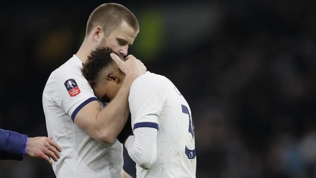 Bintang Tottenham Hotspur, Eric Dier berkelahi dengan suporter setelah timnya kalah dari Norwich City di Piala FA.