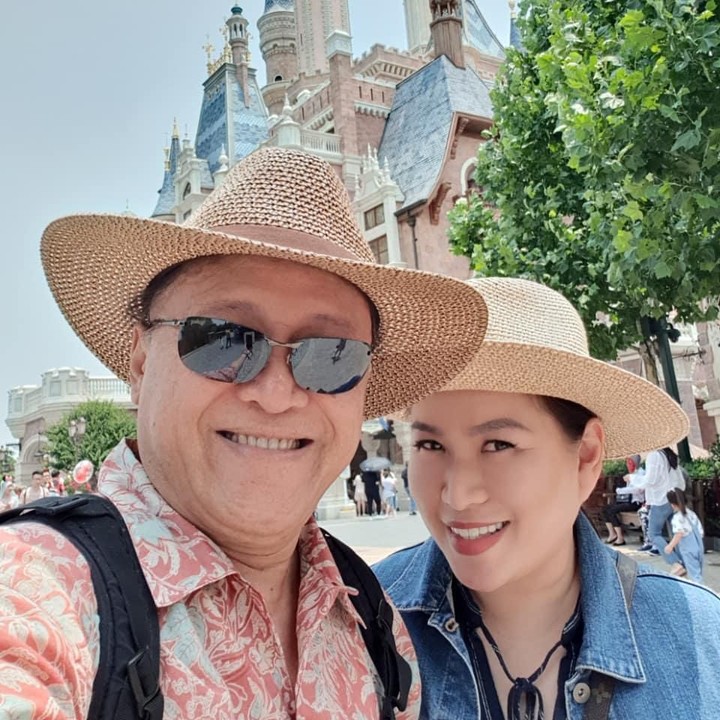 <p>Selain ke Korea Selatan, Mario Teguh juga mengajak istrinya ke Disneyland Shanghai. Ia dan Linna berfoto di depan kastil, salah satu ikon Disneyland. (Foto: Instagram @linnateguh)</p>
