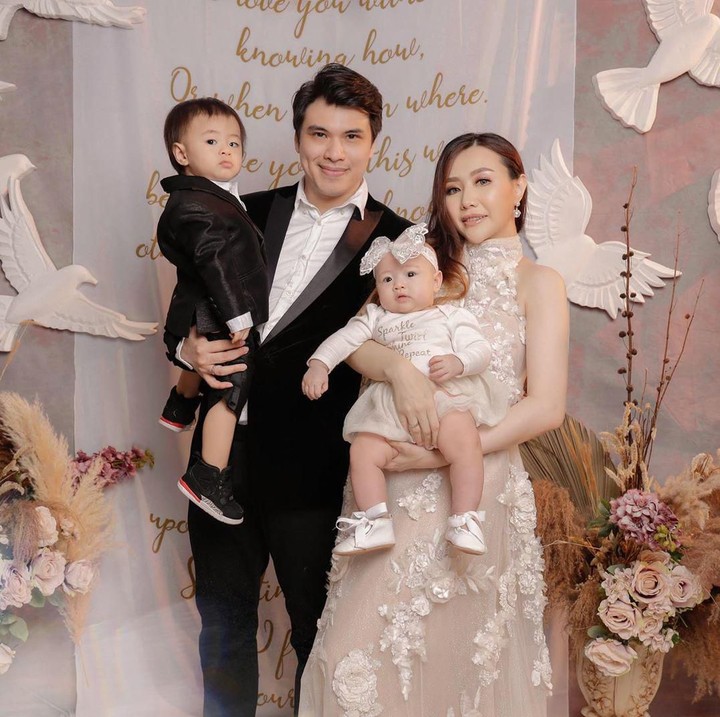 <p><strong>Auryn</strong>  </p><p>Auryn atau yang lebih dikenal dengan Ryn menikah dengan Ivan Christian pada 2017. Saat ini, Auryn juga sudah menjadi seorang ibu lho. Ryn punya satu anak perempuan dan satu anak laki-laki. (Foto: Instagram @xxrynisme)</p>