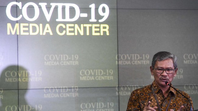 Sekretaris Direktorat Jenderal Pencegahan dan Pengendalian Penyakit Kemenkes Achmad Yurianto yang juga juru bicara pemerintah untuk penanganan virus Corona memberikan keterangan pers di Gedung Bina Graha, Kompleks Istana Kepresidenan, Jakarta, Kamis (5/3/2020). Achmad Yurianto menyampaikan bahwa kondisi dua orang pasien positif virus Corona yang dirawat di RSPI Sulianti Saroso, keadaannya semakin membaik sedangkan sebanyak 68  kru kapal pesiar Diamond Princess dinyatakan tidak terjangkit virus usai diperiksa spesimennya. ANTARA FOTO/Hafidz Mubarak A/pras.