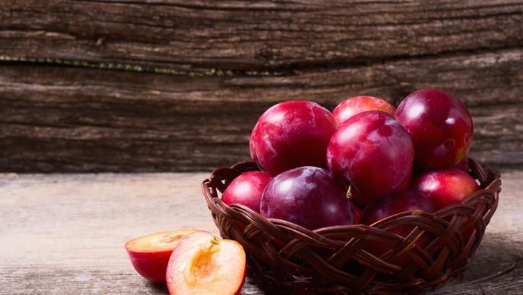 Buah plum red plums isolated
