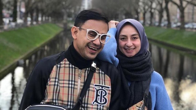 Istri presenter Ramzi, Avi Basalamah rupanya hampir tak pernah merasakan cemburu setelah menikah dengan Ramzi lho, Bun. Kira-kira kenapa ya?