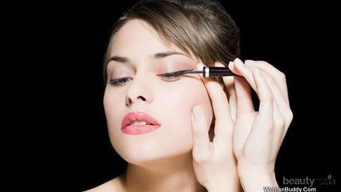 Kenali Berbagai Jenis dan Daya Tahan Eyeliner