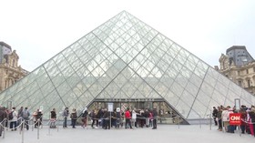 VIDEO: Turis Gembira Museum Louvre Kembali Dibuka