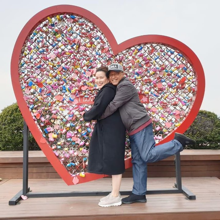 <p>Lama tak terlihat di layar kaca, Mario Teguh berulang tahun yang ke-64 tahun pada hari ini, Kamis (5/3/2020). Meski sudah tak lagi muda, Mario dan istrinya, Linna Teguh tetap romantis. (Foto: Instagram @linnateguh)</p>