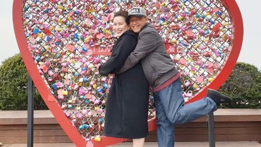 img-title 7 Potret Mario Teguh & Istri Kedua Asyik Liburan ke Luar Negeri