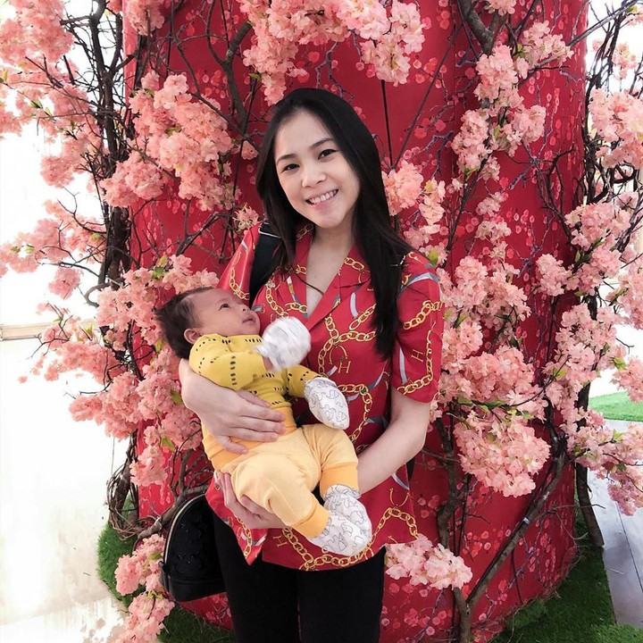 <p><strong>Christy</strong>  </p><p>Christy atau yang akrab disapa Kici baru saja melahirkan anak pertamanya lho. Ini merupakan penantian Kici dan suaminya, Radhiant Siregar selama kurang lebih empat tahun. (Foto: Instagram @princesskici)</p>