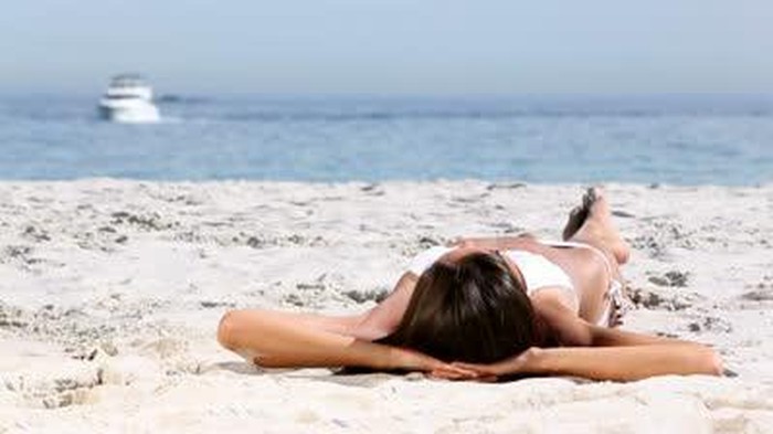 Produk Skincare yang Wajib Dibawa Saat ke Pantai