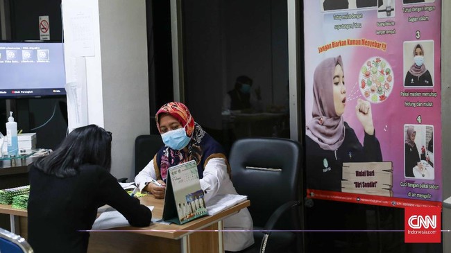 Direktur Yanmed RSPI Sulianti Saroso mengatakan penumpukan pemeriksaan corona terjadi karena banyakyang datang--bahkan berkelompok--pada waktu yang bersamaan.