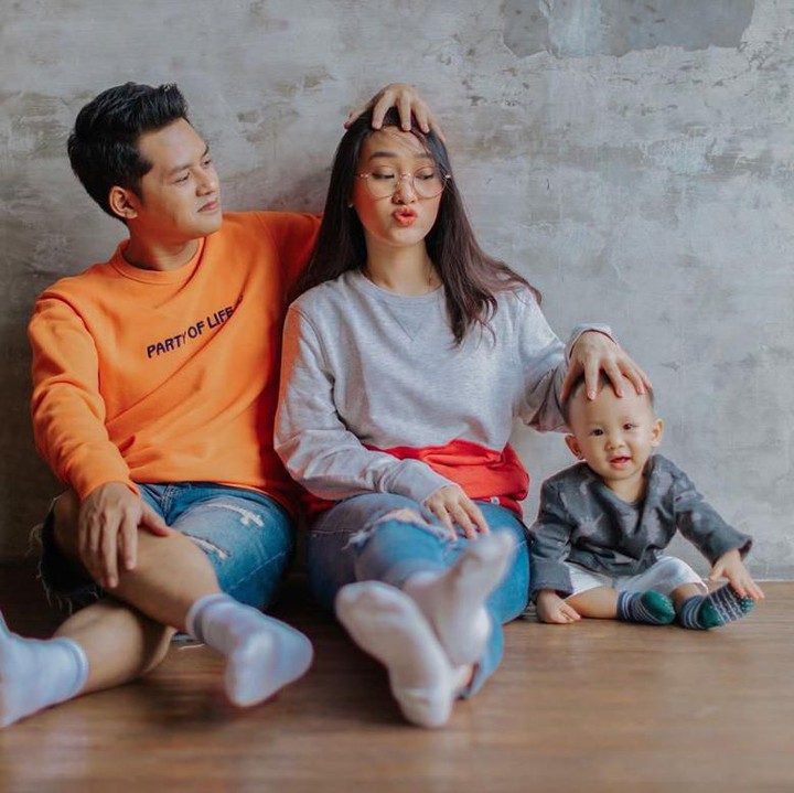 <p><strong>Felly Filliang</strong>  </p><p>Menikah tahun 2018 dengan Mario, Felly saat ini sudah menjadi ibu lho. Ia melahirkan anak pertamanya yang bernama Omarion Dexter Tobing pada Januari tahun lalu. (Foto: Instagram @fellyyoung21)</p>