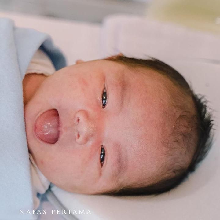 <p>Vicky Shu dan Ade Imam langsung mengunggah foto bayinya ini di media sosial. Guinandra terlihat menggemaskan, Bun. (Foto: Instagram @nafaspertama)</p>