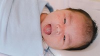 <p>Vicky Shu dan Ade Imam langsung mengunggah foto bayinya ini di media sosial. Guinandra terlihat menggemaskan, Bun. (Foto: Instagram @nafaspertama)</p>