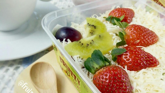 Mencoba Diet Dengan Fruizzy Salad