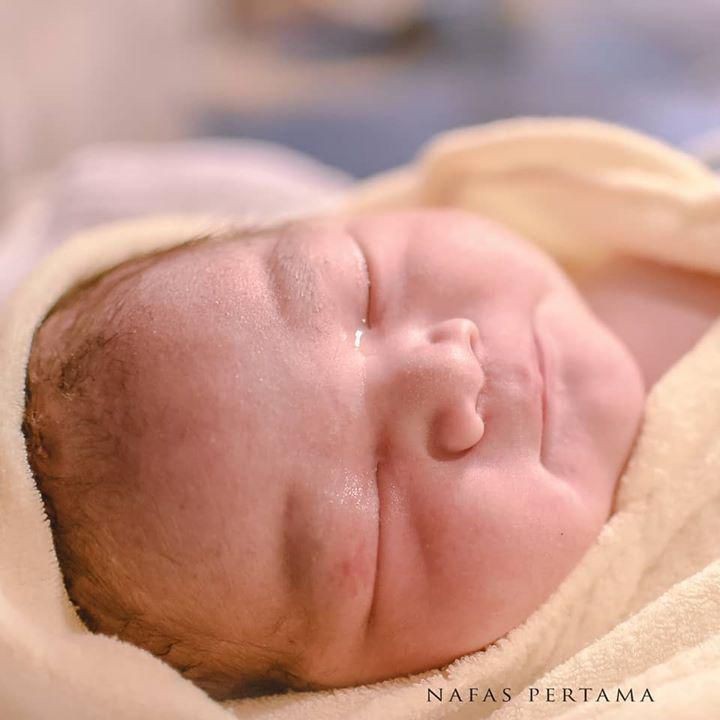 <p>Anak kedua Vicky Shu berjenis kelamin laki-laki. Bayi mereka itu diberi nama Guinandra Janadi Nugroho Putro. (Foto: Instagram @vickyshu)</p>