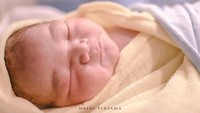 <p>Anak kedua Vicky Shu berjenis kelamin laki-laki. Bayi mereka itu diberi nama Guinandra Janadi Nugroho Putro. (Foto: Instagram @vickyshu)</p>