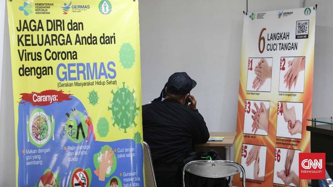 Warga berkonsultasi di Pos Pemantauan Virus Covid-19 RSPI Prof. Dr. Sulianti Saroso, Sunter, Jakarta, Kamis, 5 Maret 2020. Pos pemantauan tersebut dibuka untuk masyarakat yang ingin berkonsultasi apabila mengalami gejala terjangkit virus covid-19. CNNIndonesia/Safir Makki