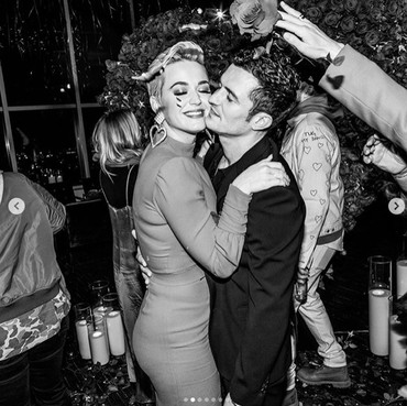 Terlihat Pakai Cincin, Katy Perry & Orlando Bloom Nikah Diam-diam?