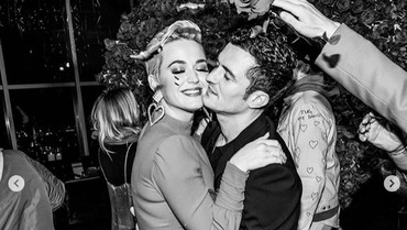 img-title Terlihat Pakai Cincin, Katy Perry & Orlando Bloom Nikah Diam-diam?