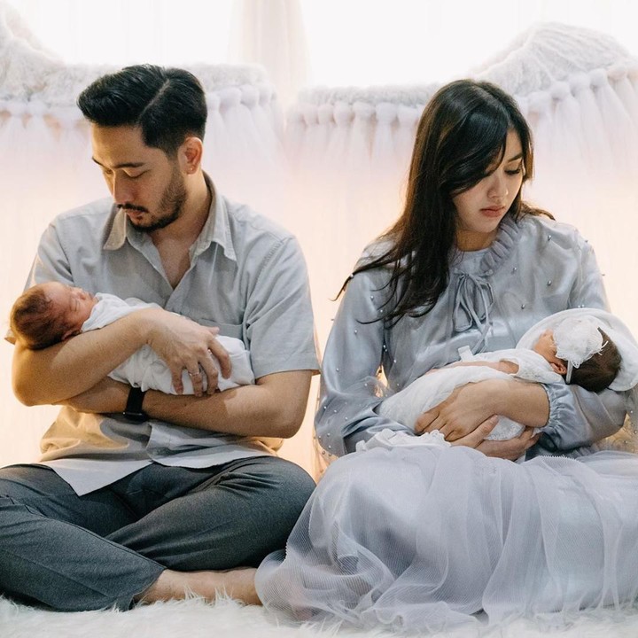 <p>Pasangan selebriti Syahnaz Sadiqah dan Jeje 'Govinda' dikaruniai anak kembar laki-laki dan perempuan, pada 3 Januari 2020. (Foto: Instagram @syahnazs)</p>