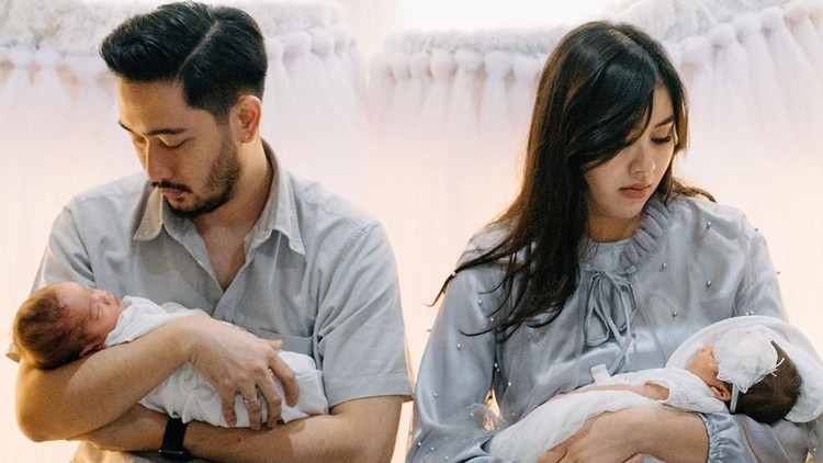 Syahnaz Sadiqah kesal karena foto anak kembarnya diunggah oleh akun jual beli bayi. Akun tersebut memberi harga kedua bayi itu Rp5 juta sampai Rp1 miliar.