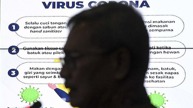 Sekretaris Direktorat Jenderal Pencegahan dan Pengendalian Penyakit Kemenkes Achmad Yurianto yang juga juru bicara pemerintah untuk penanganan virus Corona memberikan keterangan pers di Gedung Bina Graha, Kompleks Istana Kepresidenan, Jakarta, Kamis (5/3/2020). Achmad Yurianto menyampaikan bahwa kondisi dua orang pasien positif virus Corona yang dirawat di RSPI Sulianti Saroso, keadaannya semakin membaik sedangkan sebanyak 68  kru kapal pesiar Diamond Princess dinyatakan tidak terjangkit virus usai diperiksa spesimennya. ANTARA FOTO/Hafidz Mubarak A/pras.