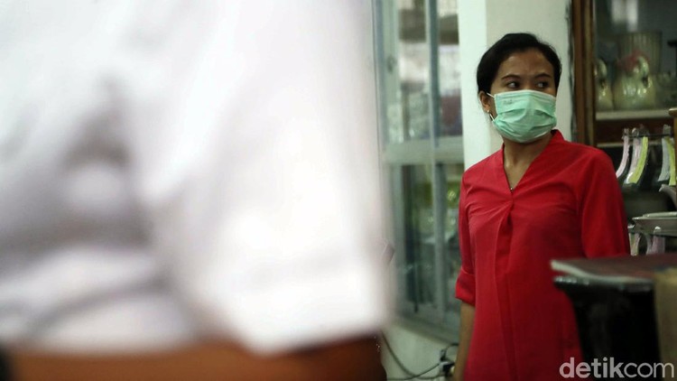 Stok masker di pasaran semakin langka ya Bun, kalau memakai alternatif lain efektif enggak ya buat virus corona? Berikut penjelasannya