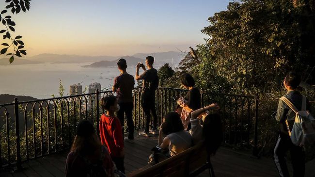 Mendaki bukit dan pegunungan menjadi salah satu cara rileksasi warga Hong Kong di tengah kekhawatiran wabah virus corona.
