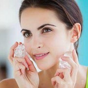 5 Manfaat Mengoleskan Es Batu Pada Wajah Sebelum Tidur