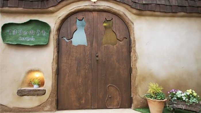 Cat Cafe Bernuansa Negeri Dongeng 