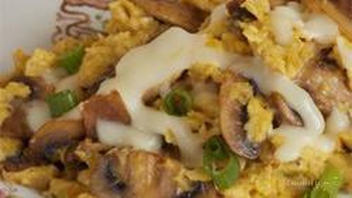 Menu Sarapan Scrambled Eggs Mushrooms dengan Sentuhan Italia