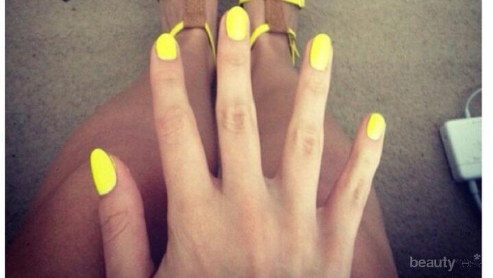 Tampil Cerah Dengan Nail Art Nuansa Kuning
