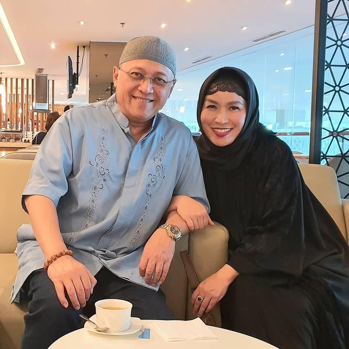 <p>Pada Oktober 2019 lalu, Mario Teguh dan sang istri pergi umrah ke Tanah Suci. Sebelum berangkat, Linna meminta maaf kepada orang-orang lewat Instagram-nya. (Foto: Instagram @linnateguh)</p>