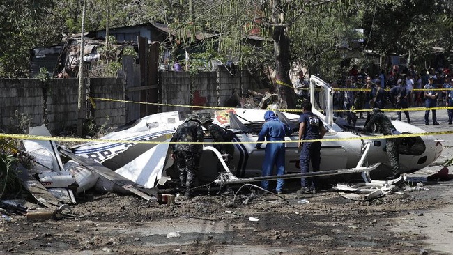 Kepala Kepolisian Filipina, Jenderal Archie Francisco Gamboa, cedera setelah helikopter yang ditumpangi jatuh karena tersangkut kabel listrik.