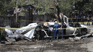 Helikopter Angkut Jenderal Filipina Jatuh Tersangkut Kabel