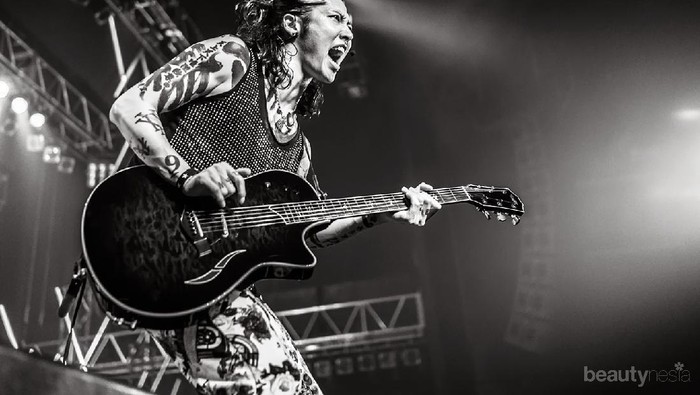 Serunya Aksi Panggung Sang 'Samurai Guitarist', Miyavi