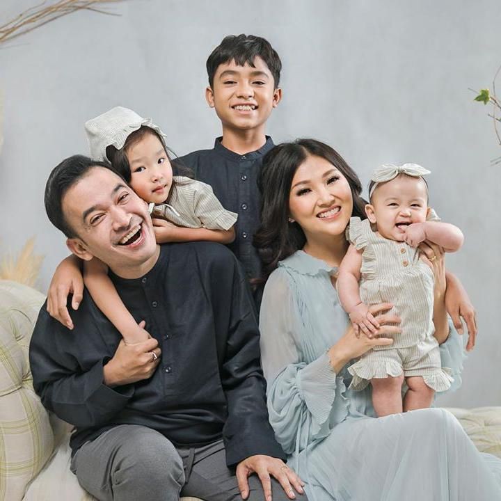 <p><strong>Sarwendah</strong>  </p><p>Sarwendah menikah dengan sesama artis, Ruben Onsu. Sarwendah sekarang punya dua anak perempuan yang cantik-cantik. Ia dan Ruben juga memiliki satu anak angkat bernama Betrand Peto. Foto: Instagram @sarwendah29</p>