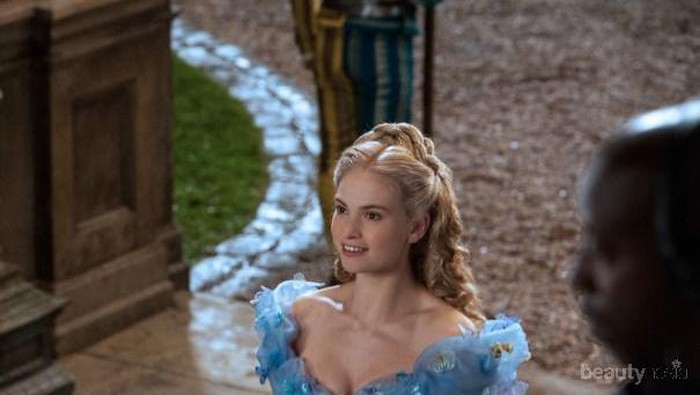 Dandan ala Cinderella Dengan Make Up Natural