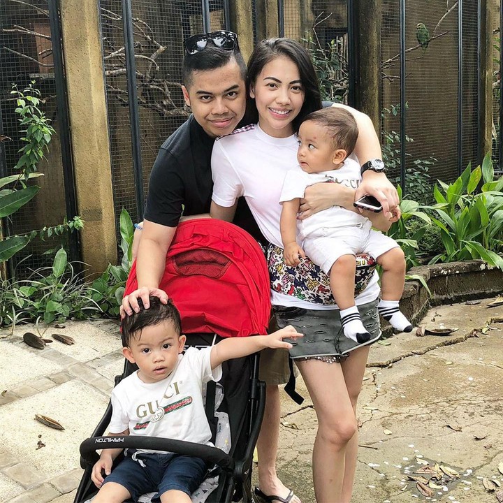 <p><strong>Kezia Karamoy</strong></p><p>Kezia Karamoy sudah menikah selama tiga tahun dengan Axcel Narang. Mereka sekarang punya dua anak laki-laki yang lucu bernama Alfredo Elfata Narang dan Arka Benedict Narang. (Foto: Instagram @itskeziakaramoy)</p>