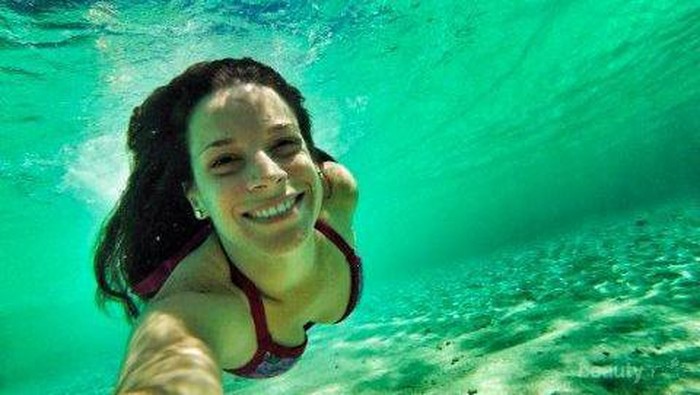 Wow! Dengan Case Handphone Ini Kamu Bisa Selfie Dalam Air!