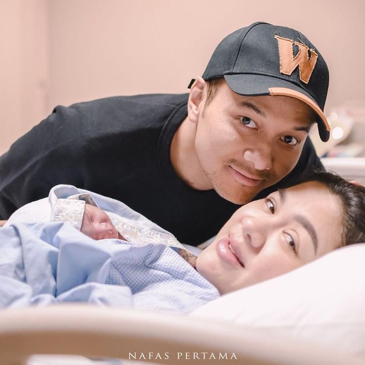 <p>Vicky melahirkan anak keduanya melalui proses persalinan normal pada 26 Februari 2020. (Foto: Instagram @nafaspertama)</p>