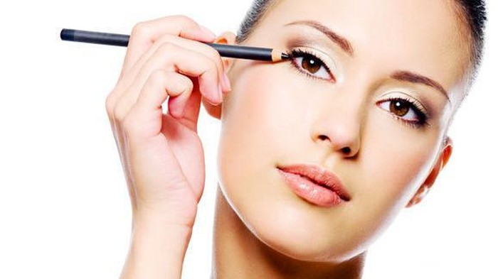 Cara Untuk Membuat Eyeliner Tidak Mudah Luntur dan Tahan Lama