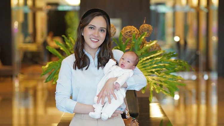 Shandy Aulia terlihat ramping usai tiga minggu melahirkan. Hal ini membuat netizen dan penggemarnya takjub. Aktivitas apa yang dilakukannya usai melahirkan?