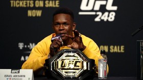 Adesanya Ejek Costa Jelang Lawan Blachowicz di UFC 259